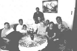 Fotografie: 90. Geburtstag von Maria Rimkus (vorne, 3. von rechts) mit Ruth Abraham (1. von rechts) und Reha Sokolow geb. Abraham (vorne, 2. von rechts) sowie Kindern und Enkelkindern aus den USA, Berlin, Mai 2000