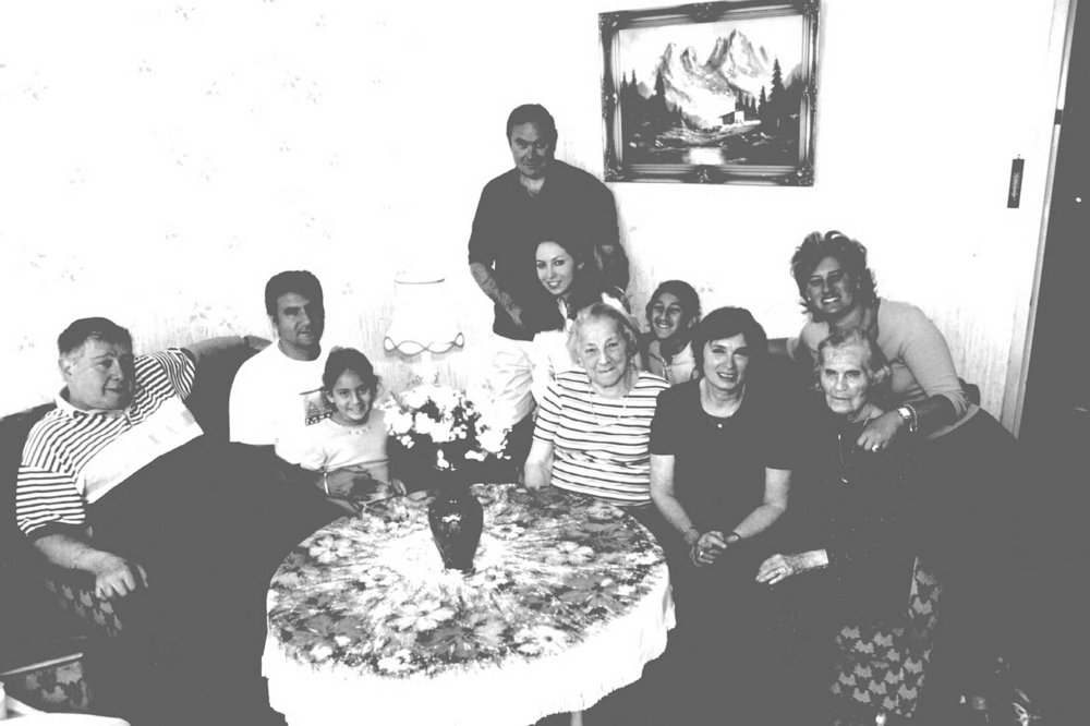 Fotografie: 90. Geburtstag von Maria Rimkus (vorne, 3. von rechts) mit Ruth Abraham (1. von rechts) und Reha Sokolow geb. Abraham (vorne, 2. von rechts) sowie Kindern und Enkelkindern aus den USA, Berlin, Mai 2000