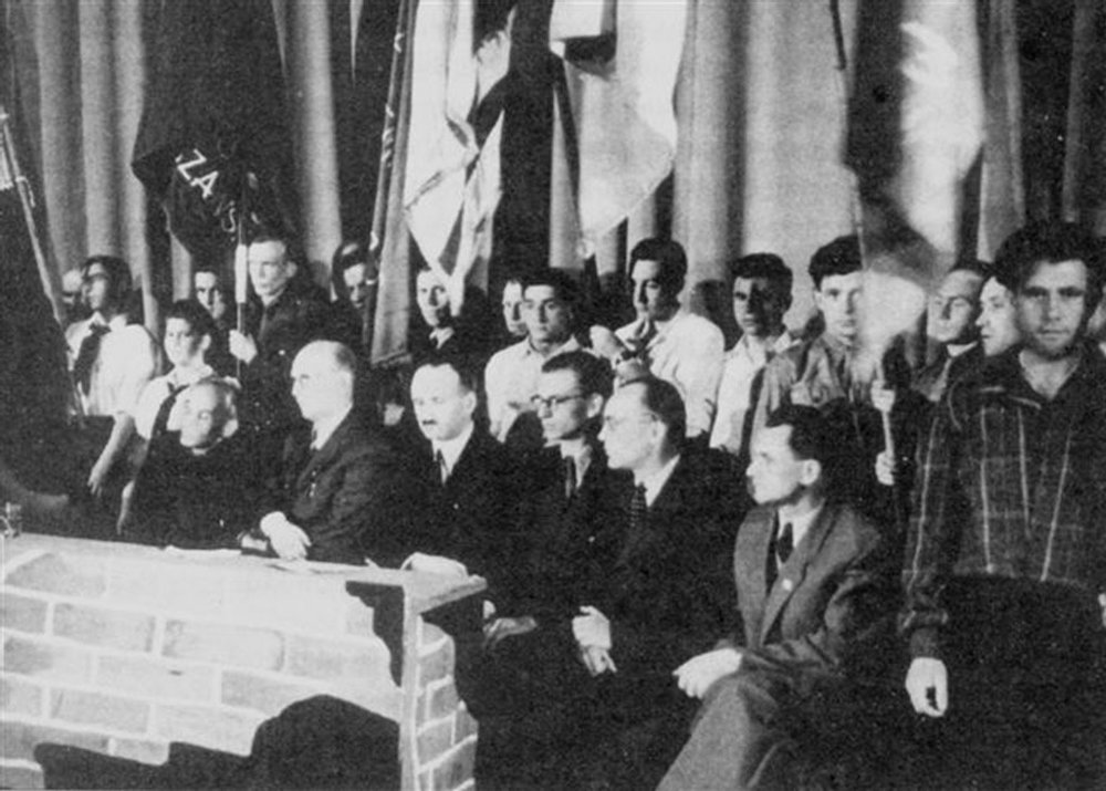 Fotografie: Ehemalige Żegota-Mitglieder beim Gedenktag des Aufstandes im Warschauer Ghetto (untere Reihe, 2. und 3. von links: Tadeusz Rek und Adolf Berman), Warschau 1946