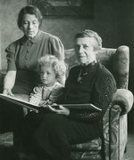 Fotografie: Valerie Bäumer (links) mit ihrer Tochter Bettina und ihrer Mutter Ida Auguste Feix im Frühjahr 1943, kurz vor deren Deportation nach Theresienstadt