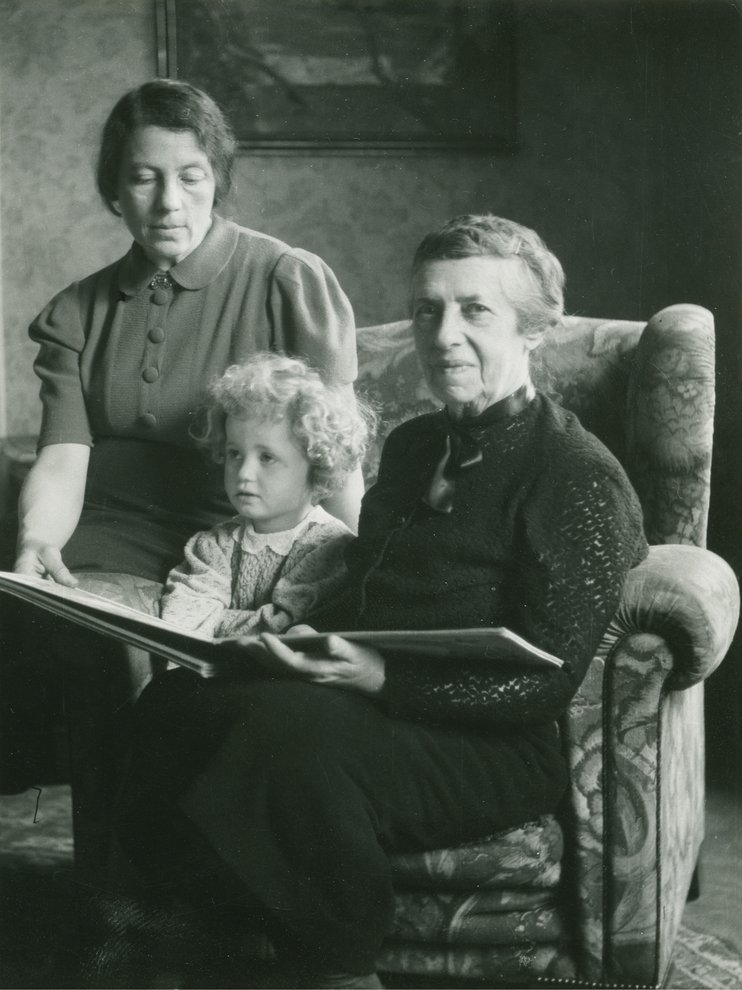 Fotografie: Valerie Bäumer (links) mit ihrer Tochter Bettina und ihrer Mutter Ida Auguste Feix im Frühjahr 1943, kurz vor deren Deportation nach Theresienstadt
