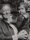 Luise Nickel mit ihrer Enkelin Eva Nickel, um 1951