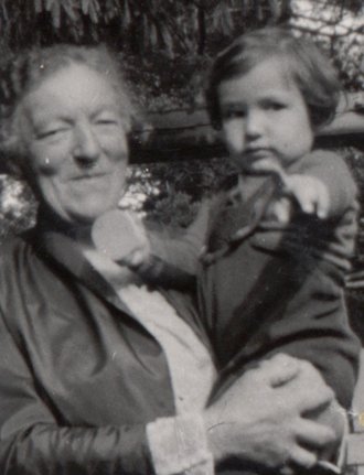 Fotografie: Luise Nickel mit ihrer Enkelin Eva Nickel, um 1951