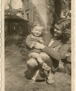 Gerda Mez mit ihrem Neffen Lutz, Tetschen-Bodenbach, April 1945