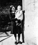 Leonie Frankenstein und ihr Sohn Peter-Uri auf dem Bauernhof in Briesenhorst 1944