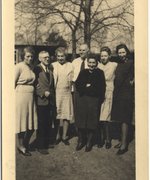 Fotografie: Luise Walzer (1. von links) mit Else und Walter Frick (3. und 4. von links) und weiteren Bewohner*innen des Hauses, Motzen, April 1944