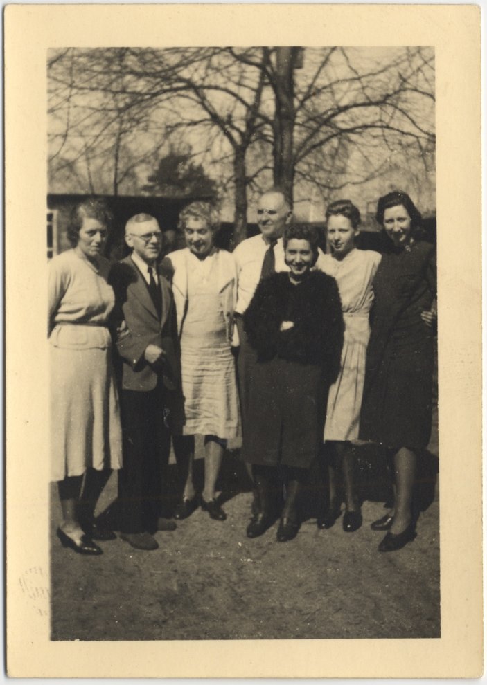 Fotografie: Luise Walzer (1. von links) mit Else und Walter Frick (3. und 4. von links) und weiteren Bewohner*innen des Hauses, Motzen, April 1944
