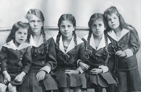 Gertrude, Charlotte, Käthe, Hilde, and Annie Sachs (left to right), around 1917.