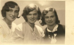 Frīda Frīd (left) with her sisters Nechama (1913–?) and Sāra (1904–?), Riga, 1933.