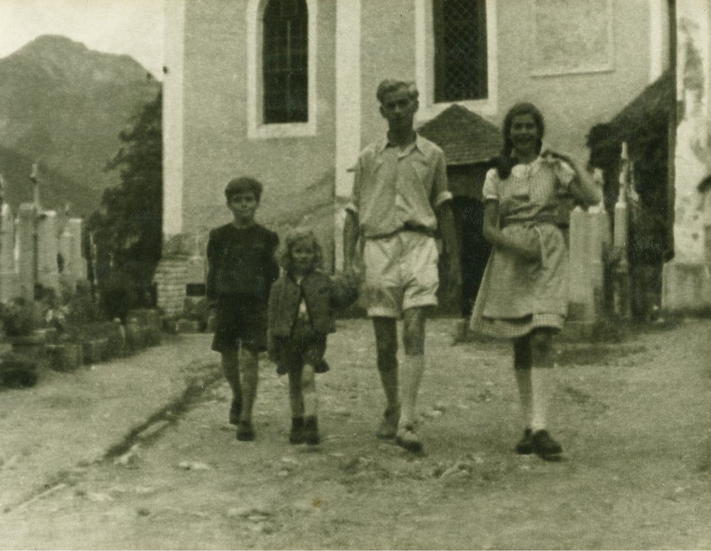 Fotografie: Eduard Bäumer mit seinen Kindern Angelica (rechts), Bettina und Michael in Großarl vor der Kirche, August 1944