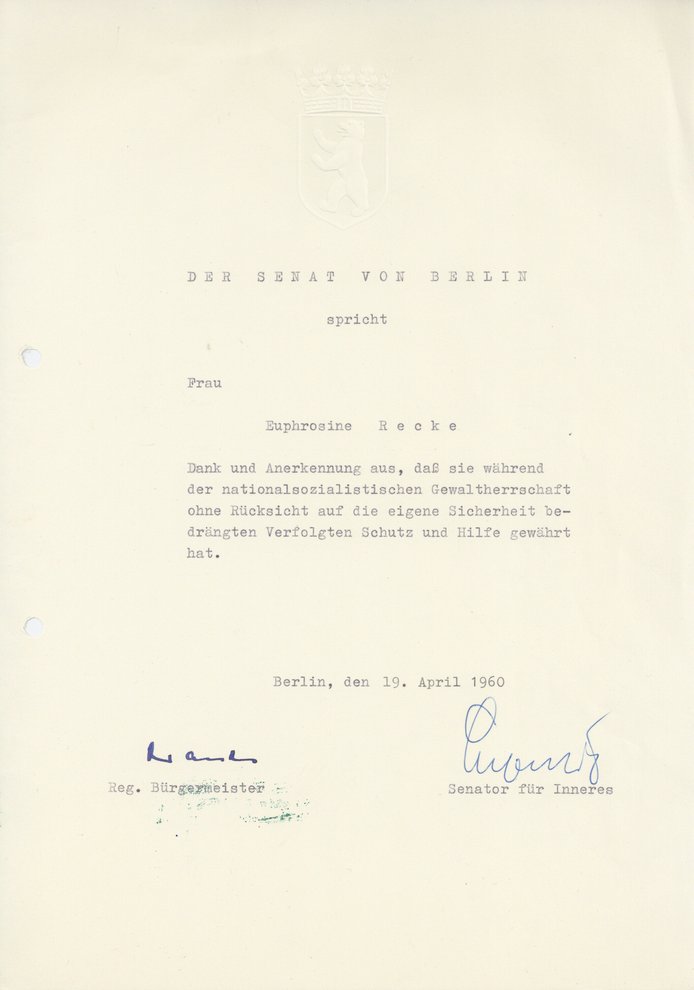 Fotografie: Ehrungsurkunde des West-Berliner Senats für Euphrosine Recke zur Auszeichnung als „Unbesungene Heldin“, 19. April 1960