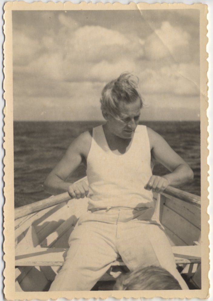 Fotografie: Siegfried Bibo bei einer Ruderpartie 1957