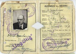 Fotografie: Erich Oppenheimers Ausweis als „Opfer des Faschismus“, 1945