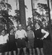 Mitglieder des Chug Chaluzi von links: Gad Beck, David Billard, Jizchak Schwersenz, Zvi Abrahamsohn, Leopold Chones, Berlin-Grunewald, Juni 1943
