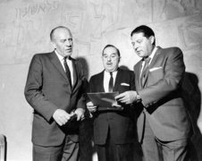 Oskar Schindler, der Filmproduzent Martin Gosch und Leopold Page (von links) in Los Angeles, um 1969