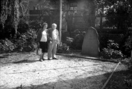 Fotografie: Miguel (Michał) Rozenek und seine Frau Rita am Gedenkstein für die Opfer des KZ-Außenlagers „Wille“ in Rehmsdorf, August 1989