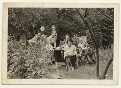 Horst Steinert (Mitte stehend) mit Schwiegereltern und Freund*innen, um 1939