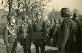 Hauptmann Karl Plagge (Mitte) nach Abschluss einer Militärparade in Wilna, 1942