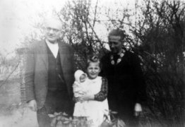 Fotografie: Theodor Görner mit seiner Frau und der Enkeltochter in Woltersdorf, um 1946