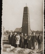 Chaika Grossman (5th from left) with a group of Jewish survivors at the memorial to the Jewish resistance fighters in the Białystok ghetto, Białystok, around 1946.