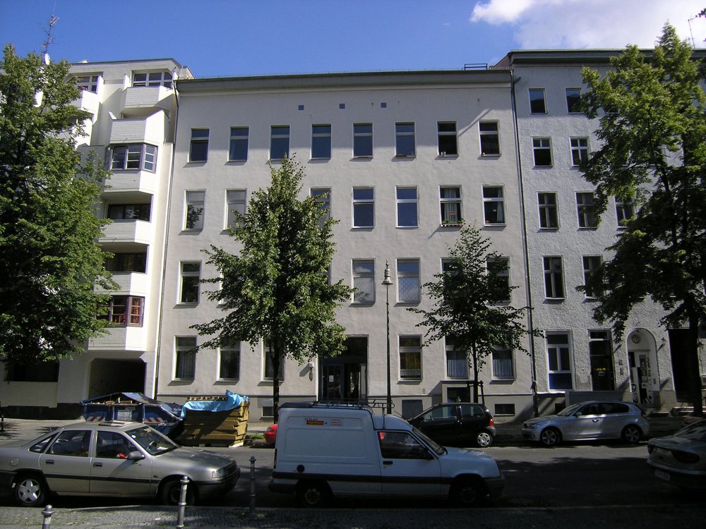 Fotografie: Das Vorderhaus der Großbeerenstraße 92, in dessen Keller sich von 1936 bis 1939 die erste Blindenwerkstatt von Otto Weidt befand, Berlin 2006