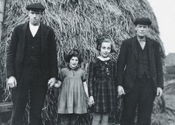 Willem (links) und Antheunius Bogaard mit zwei jüdischen Mädchen, Nieuw-Vennep um 1942