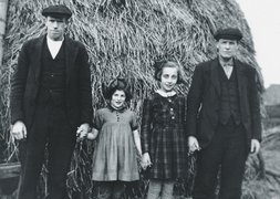 Fotografie: Willem (links) und Antheunius Bogaard mit zwei jüdischen Mädchen, Nieuw-Vennep um 1942