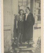 Lydia Hocke (right) with her granddaughter Felicitas Baumann outside her house at 69 Kaiser-Wilhelm-Straße in Petershagen, around 1939.