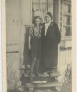 Fotografie: Lydia Hocke (rechts) mit ihrer Enkeltochter Felicitas Baumann vor ihrem Haus Kaiser-Wilhelm-Straße 69 in Petershagen, um 1939