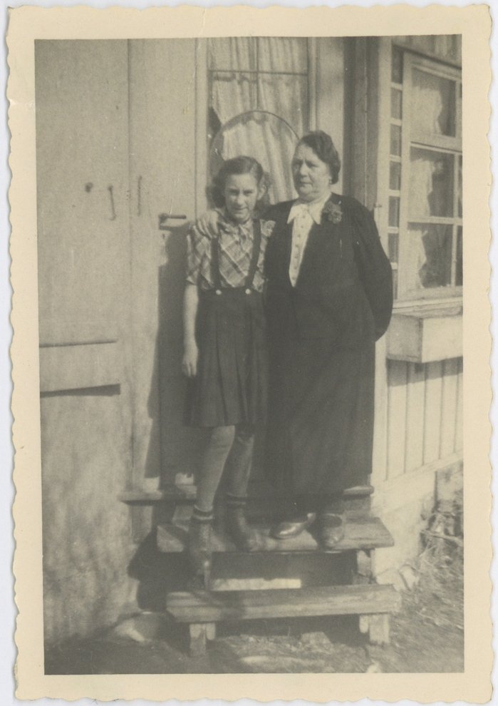 Fotografie: Lydia Hocke (rechts) mit ihrer Enkeltochter Felicitas Baumann vor ihrem Haus Kaiser-Wilhelm-Straße 69 in Petershagen, um 1939