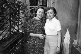 Ella and Inge Deutschkron on their balcony in Hohenstaufenstraße, Berlin-Schöneberg, 1939.