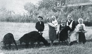 Fotografie: Wiktoria Ulma und ihre sechs Kinder, von links: Władysław, Stanisława mit Maria, Franciszek (sitzend auf dem Schaf), Wiktoria, Barbara und Antoni, Markowa 1943