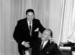 Oskar Schindler (rechts) und Leopold Page (links) in Paris, 1963