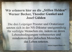 Commemorative plaque for the oratory priests Werner Becker, Theodor Gunkel, and Josef Gülden on the parish house of the Church of Our Lady in Leipzig-Lindenau, installed January 23, 2019.