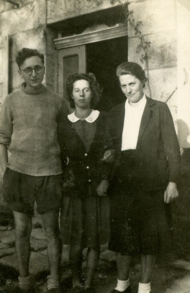 Fotografie: Oscar Rosowsky mit Emma Héritier und ihrer Tochter Éva vor dem Hof in La Fayolle, Le Chambon-sur-Lignon 1944