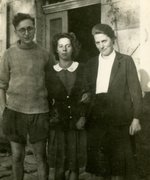 Fotografie: Oscar Rosowsky mit Emma Héritier und ihrer Tochter Éva vor dem Hof in La Fayolle, Le Chambon-sur-Lignon 1944