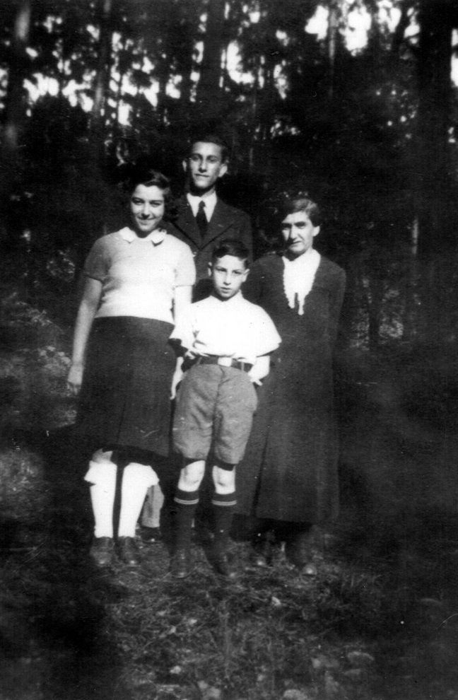 Fotografie: Robert Eisenstädt mit seinen Geschwistern Rosa und Heinrich und ihrer Mutter Henriette, Hanau, um 1938