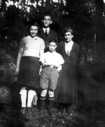 Fotografie: Robert Eisenstädt mit seinen Geschwistern Rosa und Heinrich und ihrer Mutter Henriette, Hanau, um 1938