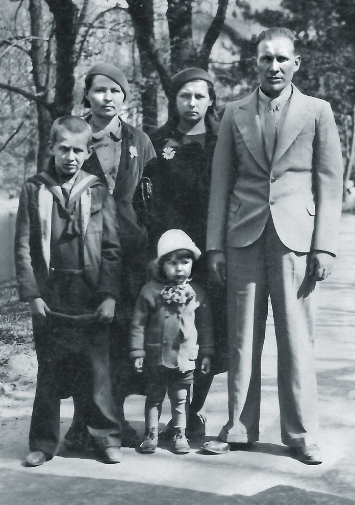 Fotografie: Familie Lipke, von links: Alfrēds, Johanna, Zigfrīds, Aina und Jānis Lipke, Riga 1930er Jahre