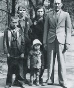 Familie Lipke, von links: Alfrēds, Johanna, Zigfrīds, Aina und Jānis Lipke, Riga 1930er Jahre