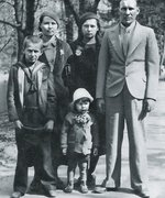 Fotografie: Familie Lipke, von links: Alfrēds, Johanna, Zigfrīds, Aina und Jānis Lipke, Riga 1930er Jahre