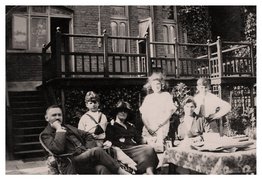 Nicholas Wertheim (später Winton, ganz rechts) mit seiner Familie im Garten des Elternhauses im Londoner Stadtteil West Hampstead, um 1920, von links: Vater Rudolf, Bruder Robert, die Großmutter, Schwester Charlotte, Mutter Barbara