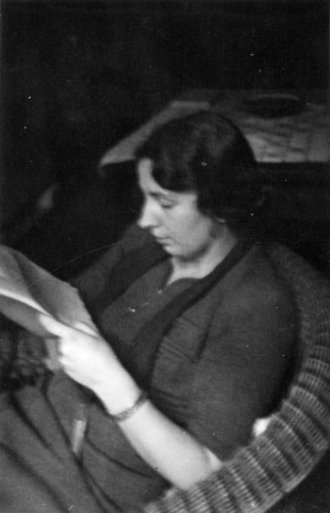 Fotografie: Angelika Rutenborn im Pfarrhaus in Senzke, 1943