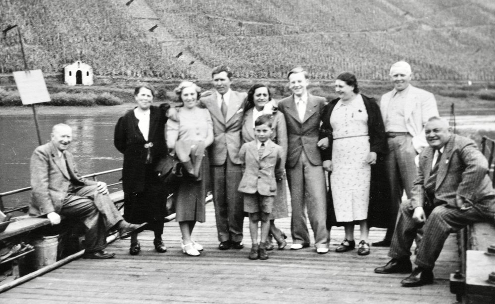 Fotografie: Familie Belgo-Otten an der Mosel, unter ihnen Maria Otten (3. von links) und Berta Belgo (3. von rechts) sowie Salomon Nooitrust (1. von rechts), 1939