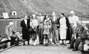 Fotografie: Familie Belgo-Otten an der Mosel, unter ihnen Maria Otten (3. von links) und Berta Belgo (3. von rechts) sowie Salomon Nooitrust (1. von rechts), 1939
