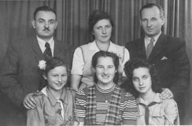Die Retterinnen Helena Podgórska und Stefania Burzminska (vorne, 1. und 2. von links) mit den Geretteten Józef Burzminski (Maksymilian Diamant, hinten links), Wilhelm Schillinger (hinten rechts) sowie Dziusia Schillinger (vorne rechts), Przemyśl 1947
