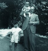 Herbert Michalski mit seinen Söhnen Franz (links) und Peter, Breslau, Sommer 1941