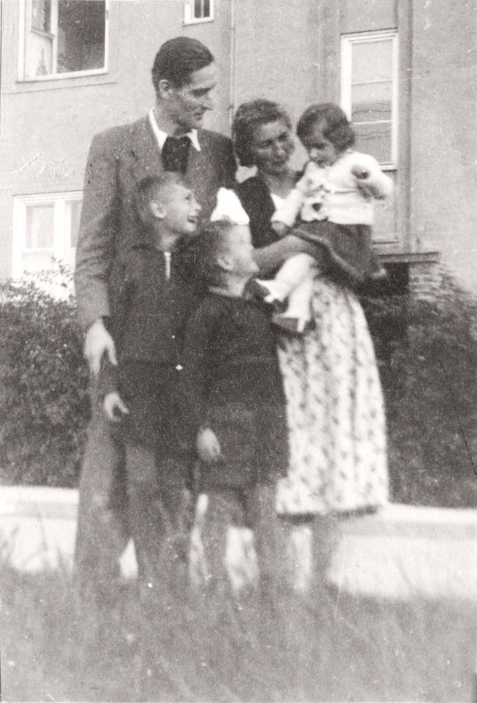 Photo: Ilse and Gerhard Schwersensky with their children Uwe, Reiner, and Roswitha, Berlin, 1942.