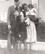 Photo: Ilse and Gerhard Schwersensky with their children Uwe, Reiner, and Roswitha, Berlin, 1942.