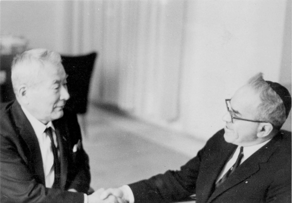 Fotografie: Chiune Sugihara (links) und Zorach Warhaftig, 1969